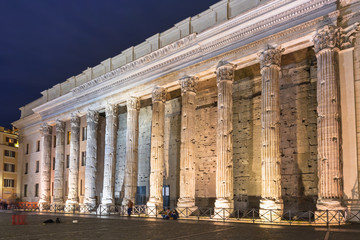 Obraz premium Columns of Hadrian Temple at Piazza Di Pietra in Rome, Italy