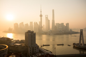 Fototapeta premium Sunrise over Huangpu River & Pudong Financial District, Shanghai, China