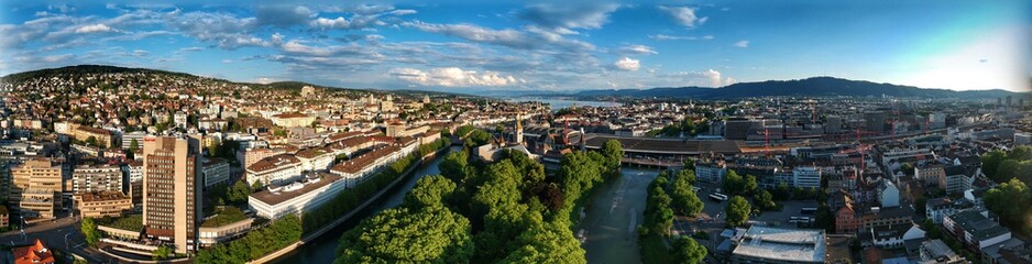 Fototapeta na wymiar landscape of the river in Zurich