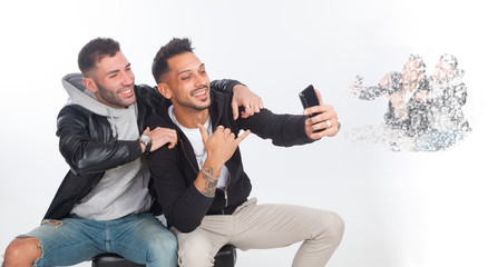 Dos amigos haciéndose una autofoto o selfie con un teléfono móvil