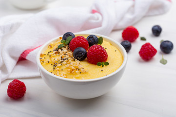 Porridge with berries