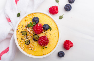 Porridge with berries