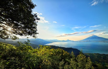 Fototapeta na wymiar muelle paisaje panajachel lago guatemala centroamérica azul puesta de sol