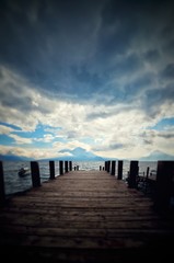 Fototapeta premium muelle paisaje panajachel lago guatemala centroamérica azul puesta de sol