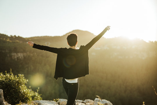 Chica feliz en el campo 