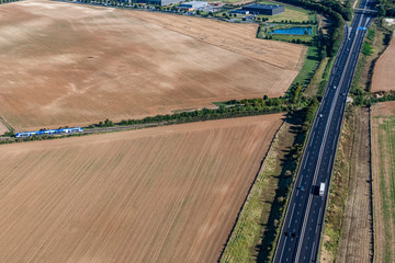 Fototapeta premium Train Laon-Hirson croisant l'autoroute des Anglais
