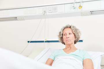 Unglückliche Patientin blickt sorgenvoll