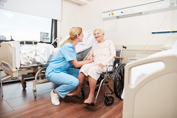 Krankenschwester kümmert sich um Seniorin