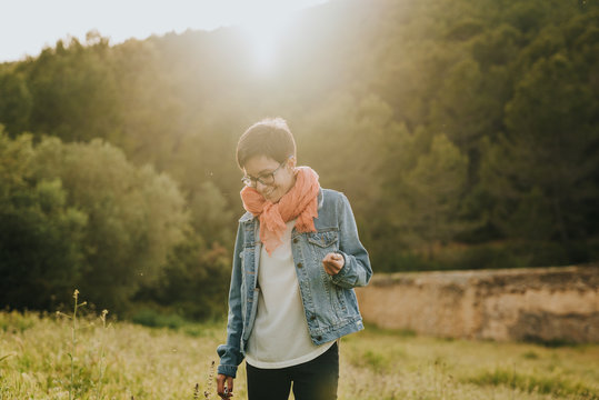 Chica feliz en el campo