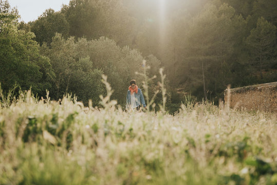 Chica feliz en el campo