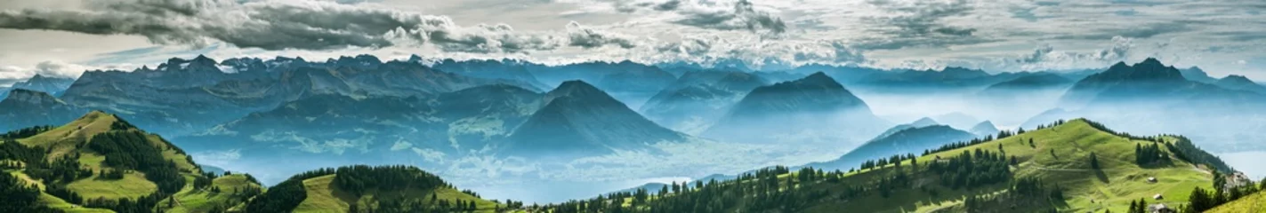 Foto op Aluminium Panoramisch uitzicht op de prachtige Zwitserse Alpen rondom het Vierwoudstrekenmeer © Michal