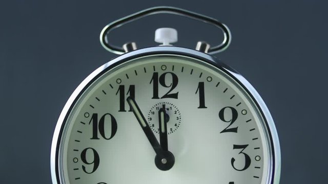 Wecker Uhr. Der Uhrzeiger l&auml;uft bis 12 Uhr