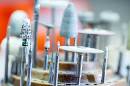 Schleifk&ouml;pfe in der Zahnarztpraxis, zum Schleifen und Polieren, selektive Sch&auml;rfe und Makro