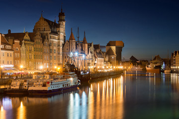 Fototapeta na wymiar Stare Miasto Gdańsk nad rzeką Motława nocą, Żuraw, Polska