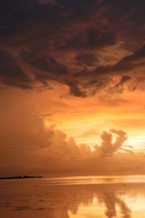Obraz premium Atardecer rojo mar calmado 