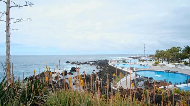 Marti&aacute;nez &ndash; die Bucht, der Strand, ist ein schwarzer Sandstrand und liegt in Puerto de la Cruz, dem Tourismuszentrum im Norden von Teneriffa. Es ist ein Naturstrand, mit recht starker Brandung.