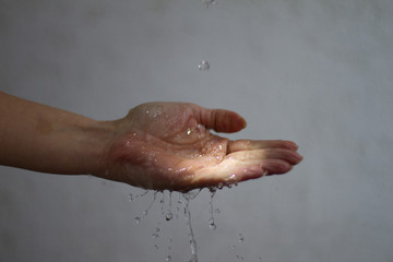 Hand mit Wasser