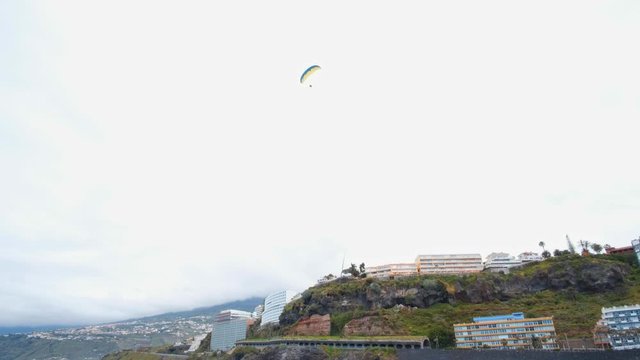 Marti&aacute;nez &ndash; die Bucht, der Strand, ist ein schwarzer Sandstrand und liegt in Puerto de la Cruz, dem Tourismuszentrum im Norden von Teneriffa. Hier landen t&auml;glich Paraglider.