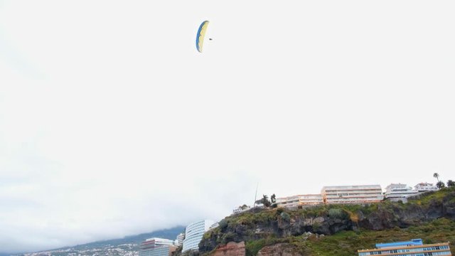 Marti&aacute;nez &ndash; die Bucht, der Strand, ist ein schwarzer Sandstrand und liegt in Puerto de la Cruz, dem Tourismuszentrum im Norden von Teneriffa. Hier landen t&auml;glich Paraglider.