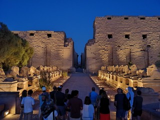 Temple de nuit en égypte