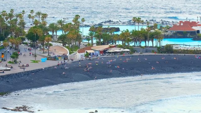 Marti&aacute;nez &ndash; die Bucht, der Strand, ist ein schwarzer Sandstrand und liegt in Puerto de la Cruz, dem Tourismuszentrum im Norden von Teneriffa. Es ist ein Naturstrand, mit recht starker Brandung.
