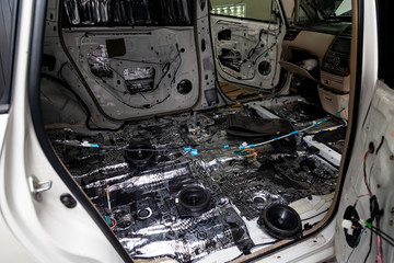 Tuning the car in a SUV body with three layers of noise insulation of the trunk. Audio and vibration isolation. Soft material. Dismantled car. Additional equipment.