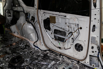 Tuning the car in a SUV body with three layers of noise insulation of the trunk. Audio and vibration isolation. Soft material. Dismantled car. Additional equipment.