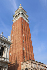 Fototapeta na wymiar Campanile auf dem Markusplatz in Venedig 