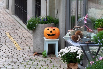 Calabaza de halloweeen en calle de ciudad
