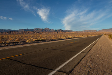 Fototapeta na wymiar Long desert highway to the mountains in Nevada near Las vegas.