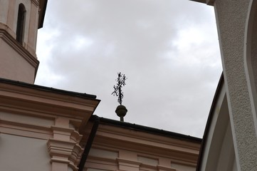 Fototapeta na wymiar an iron cross on an old church