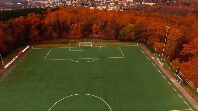 Fu&szlig;ball zoom luftaufnahme 