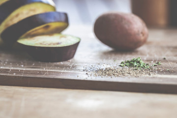 Tischgrill im Garten: Vegetarische Küche, lecker und gesund zubereitet. Kartoffeln und Auberginen. 