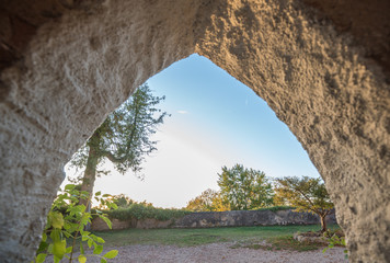 Burg Gößweinstein, Blick aus dem Verlies in den Innenhof