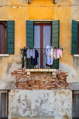 Fototapeta na wymiar Janelas antigas ou coloniais de Veneza na Italia, Europa 