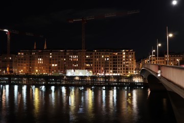 Le quai Romain Rolland le long de la rivi&egrave;re Sa&ocirc;ne dans la ville de Lyon - Vue de nuit - D&eacute;partement du Rh&ocirc;ne - France