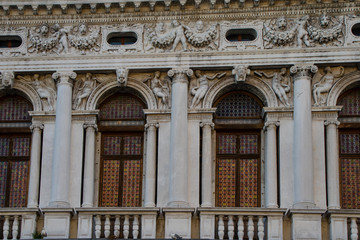 Fototapeta premium Janelas antigas ou coloniais de Veneza na Italia, Europa 