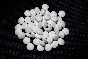 Tabletten isoliert auf schwarzem Hintergrund