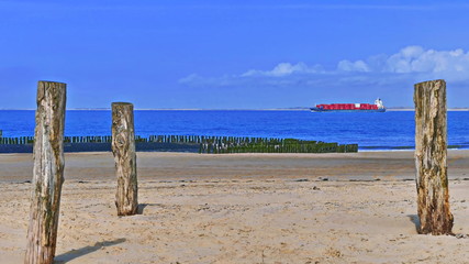 Frachter im Meer, blaue Nordsee, Holland im Winter