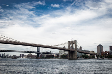 Fototapeta na wymiar brooklyn bridge over the river