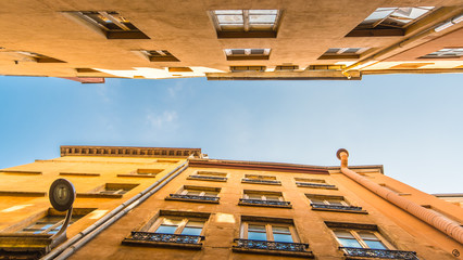 contre plongée ruelle Lyon