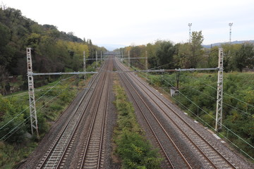 Fototapeta na wymiar Ligne de chemin de fer Paris Lyon Marseille au niveau de Solaize au sud de Lyon - Département du Rhône - France - Vue des rails