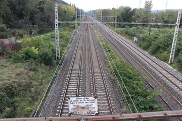 Ligne de chemin de fer Paris Lyon Marseille au niveau de Solaize au sud de Lyon - D&eacute;partement du Rh&ocirc;ne - France - Vue des rails