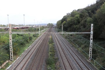 Fototapeta na wymiar Ligne de chemin de fer Paris Lyon Marseille au niveau de Solaize au sud de Lyon - Département du Rhône - France - Vue des rails