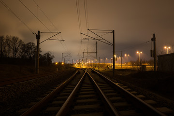 Fototapeta na wymiar Bahnschienen in Abenddämmerung 