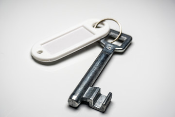 Silberner großer alter Schlüssel mit Schlüsselanhänger