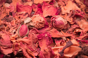 getrocknete Blumen Blüten mit Rosenblüten und Blättern