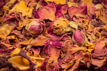 getrocknete Blumen Blüten mit Rosenblüten und Blättern