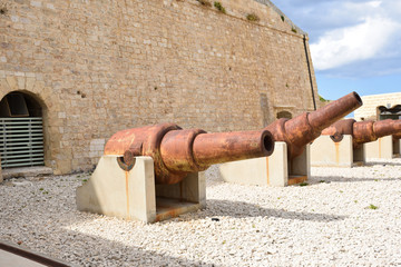 Fort Saint Elmo, Valletta, Sciberras Peninsula in the Mediterranean sea, Malta. Fortified walls with cannons. - 302762535