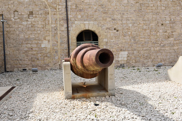 Fort Saint Elmo, Valletta, Sciberras Peninsula in the Mediterranean sea, Malta. Fortified walls with cannons. - 302762591